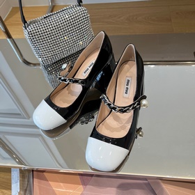 MiuMiu Новые лаковые туфли на каблуке 6,5 см с ремешком через пят