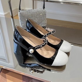 MiuMiu Новые лаковые туфли на каблуке 6,5 см с ремешком через пят