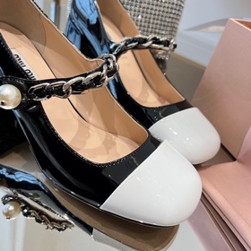 MiuMiu Новые лаковые туфли на каблуке 6,5 см с ремешком через пят