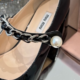 MiuMiu Новые лаковые туфли на каблуке 6,5 см с ремешком через пят