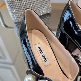 MiuMiu Новые лаковые туфли на каблуке 6,5 см с ремешком через пят