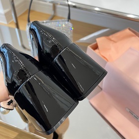 MiuMiu Новые лаковые туфли на каблуке 6,5 см с ремешком через пят
