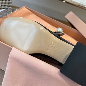 MiuMiu Новые лаковые туфли на каблуке 6,5 см с ремешком через пят