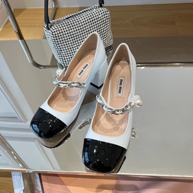 MiuMiu Новые лаковые туфли на каблуке 6,5 см с ремешком через пят