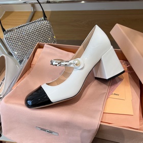 MiuMiu Новые лаковые туфли на каблуке 6,5 см с ремешком через пят