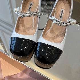 MiuMiu Новые лаковые туфли на каблуке 6,5 см с ремешком через пят