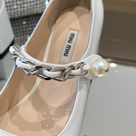 MiuMiu Новые лаковые туфли на каблуке 6,5 см с ремешком через пят