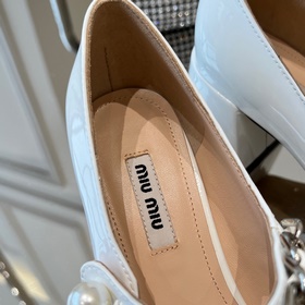 MiuMiu Новые лаковые туфли на каблуке 6,5 см с ремешком через пят