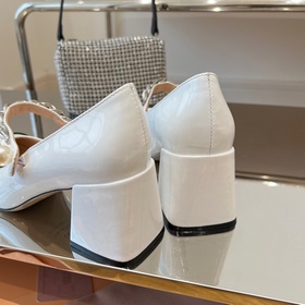MiuMiu Новые лаковые туфли на каблуке 6,5 см с ремешком через пят