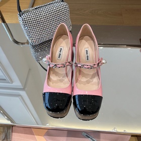 MiuMiu Новые лаковые туфли на каблуке 6,5 см с ремешком в носке и