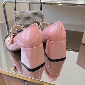 MiuMiu Новые лаковые туфли на каблуке 6,5 см с ремешком в носке и