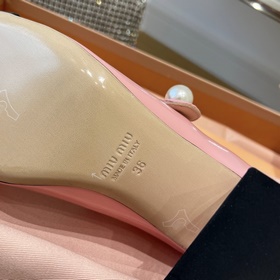 MiuMiu Новые лаковые туфли на каблуке 6,5 см с ремешком в носке и