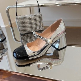 MiuMiu Новые лаковые туфли на каблуке 6,5 см с ремешком через пят