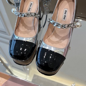 MiuMiu Новые лаковые туфли на каблуке 6,5 см с ремешком через пят