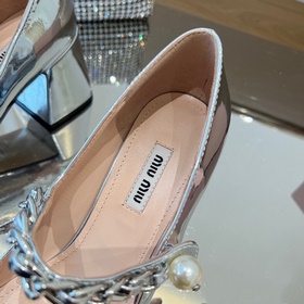 MiuMiu Новые лаковые туфли на каблуке 6,5 см с ремешком через пят