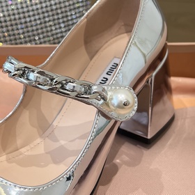 MiuMiu Новые лаковые туфли на каблуке 6,5 см с ремешком через пят