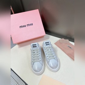 Miu, новейшая коллекция ранней весны, представленная на подиуме.
