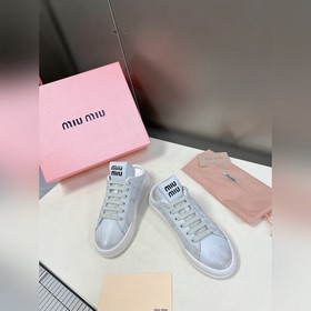 Miu, новейшая коллекция ранней весны, представленная на подиуме. 