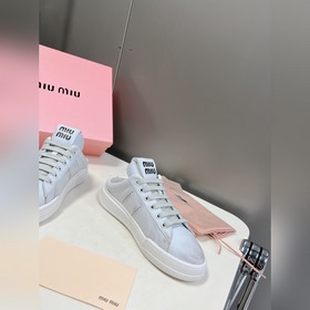 Miu, новейшая коллекция ранней весны, представленная на подиуме. 