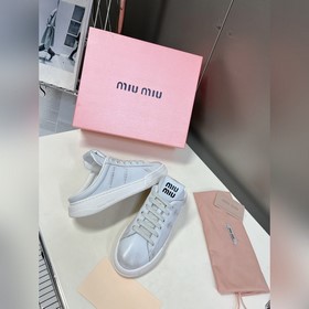 Miu, новейшая коллекция ранней весны, представленная на подиуме. 