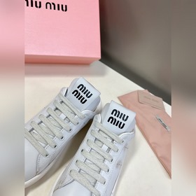 Miu, новейшая коллекция ранней весны, представленная на подиуме. 
