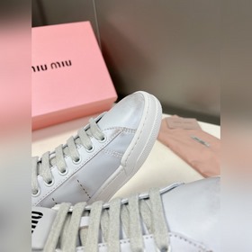 Miu, новейшая коллекция ранней весны, представленная на подиуме. 