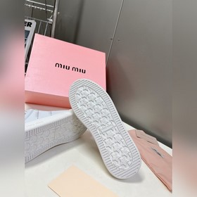 Miu, новейшая коллекция ранней весны, представленная на подиуме. 
