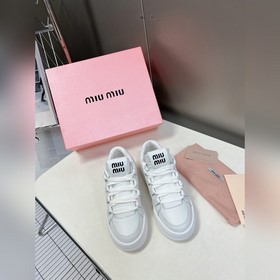 Miu, новейшая коллекция ранней весны, представленная на подиуме.