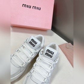 Miu, новейшая коллекция ранней весны, представленная на подиуме. 