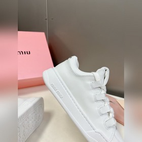 Miu, новейшая коллекция ранней весны, представленная на подиуме. 