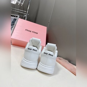 Miu, новейшая коллекция ранней весны, представленная на подиуме. 