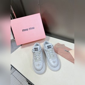 Miu, новейшая коллекция ранней весны, представленная на подиуме.