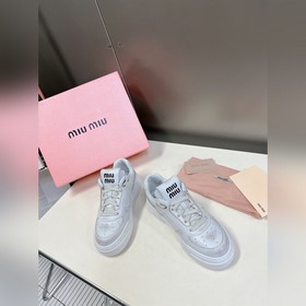 Miu, новейшая коллекция ранней весны, представленная на подиуме. 
