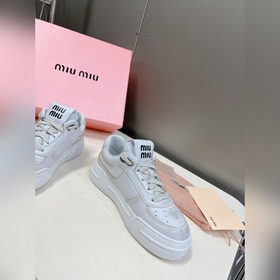 Miu, новейшая коллекция ранней весны, представленная на подиуме. 