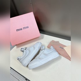 Miu, новейшая коллекция ранней весны, представленная на подиуме. 