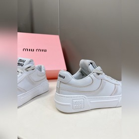 Miu, новейшая коллекция ранней весны, представленная на подиуме. 