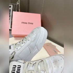 Miu, новейшая коллекция ранней весны, представленная на подиуме. 