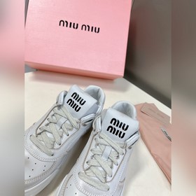 Miu, новейшая коллекция ранней весны, представленная на подиуме. 