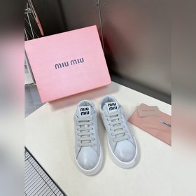 Miu, новейшая коллекция ранней весны, представленная на подиуме.