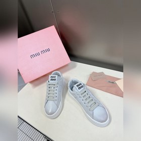 Miu, новейшая коллекция ранней весны, представленная на подиуме. 