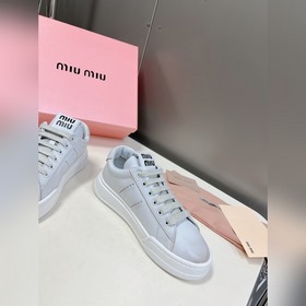 Miu, новейшая коллекция ранней весны, представленная на подиуме. 