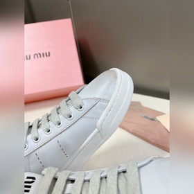 Miu, новейшая коллекция ранней весны, представленная на подиуме. 