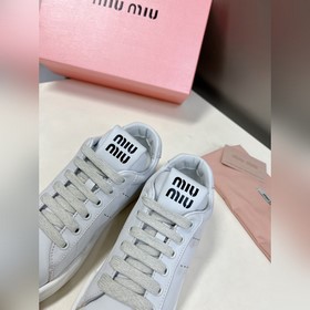 Miu, новейшая коллекция ранней весны, представленная на подиуме. 