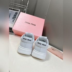Miu, новейшая коллекция ранней весны, представленная на подиуме. 