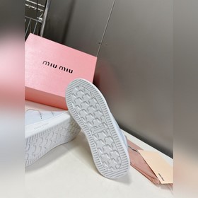 Miu, новейшая коллекция ранней весны, представленная на подиуме. 