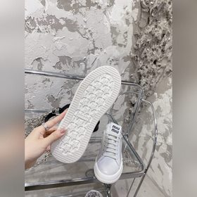 Бег по цене Miu 2023 Новая модель Популярная модель «грязные» туф