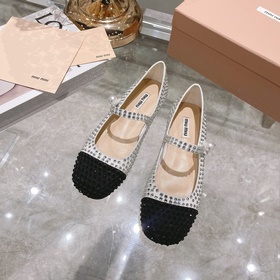 Новая модель туфель miumiu на плоской подошве стразамиз коллекции