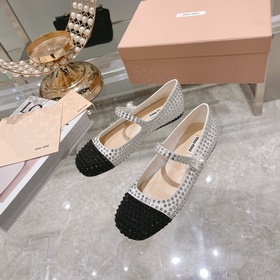 Новая модель туфель miumiu на плоской подошве стразамиз коллекции