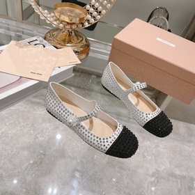 Новая модель туфель miumiu на плоской подошве стразамиз коллекции