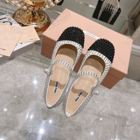 Новая модель туфель miumiu на плоской подошве стразамиз коллекции